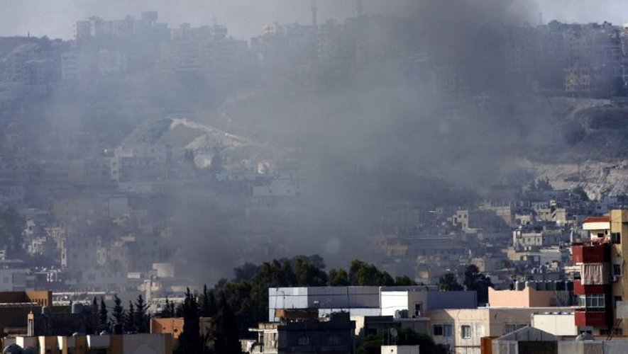De la fumée s'élève lors des combats entre l'armée et des sunnites radicaux dans le sud du Liban, le 24 juin 2013