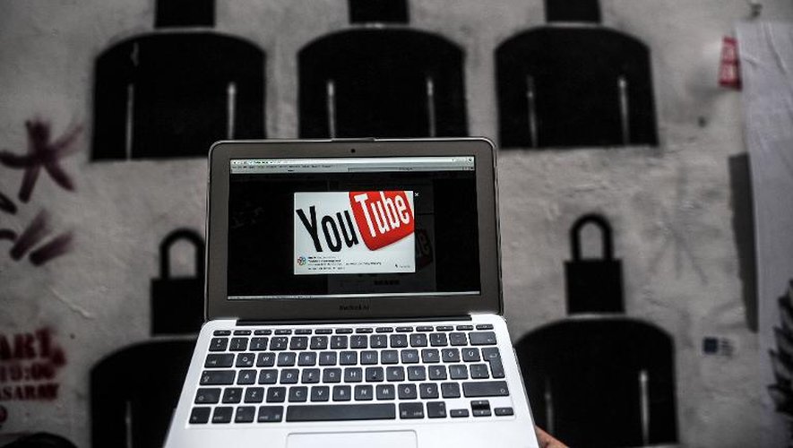 Un ordinateur affichant le logo de Youtube, le 27 mars 2014 à Istanbul