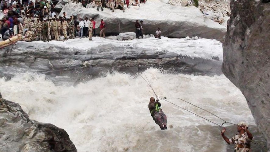 Photo fournie par la police des frontières indienne au Tibet montrant le sauvetage de villageois à Lambagad en Inde, le 24 juin 2013