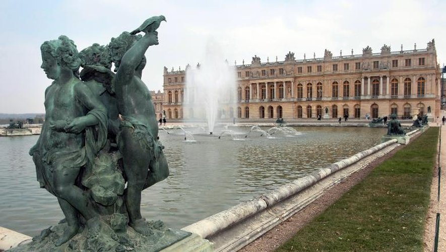 Vue d'archive d'une fontaine en face du Chateau de Versailles, où débute la saison des "grandes Eaux musicales", promenade nocturne en musique dans les jardins. Photo datant du 4 avril 2009