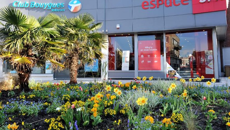 Une boutique de Bouygues Telecom à côté d'une autre de SFR, à Dunkerque le 1er avril 2014