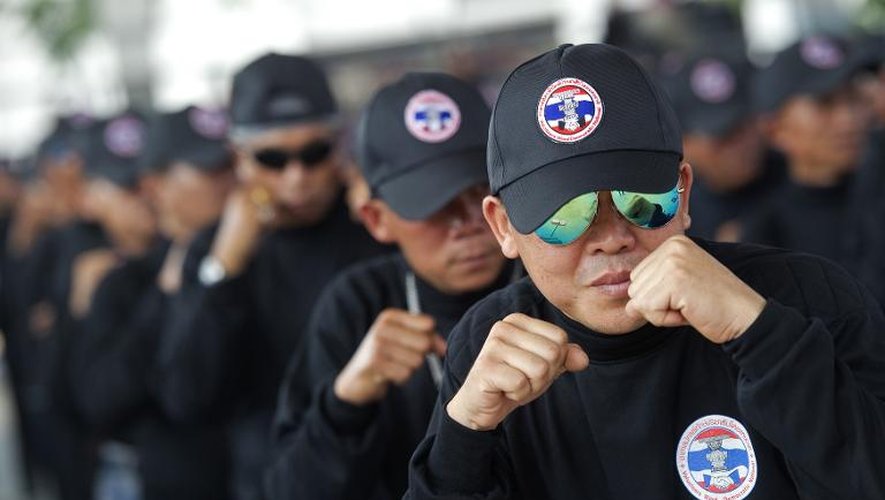 Des partisans du gouvernement Shinawatra lors d'un entraînement au combat de rue dans la province d'Udon Thani, Thaïlande, le 3 avril 2014