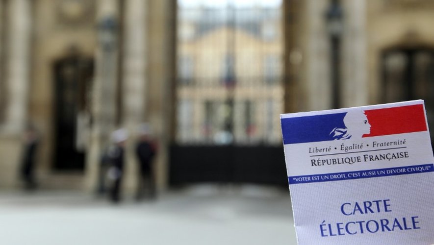 Une carte électorale avec l'Elysée en arrière plan le 18 avril 2012 à Paris