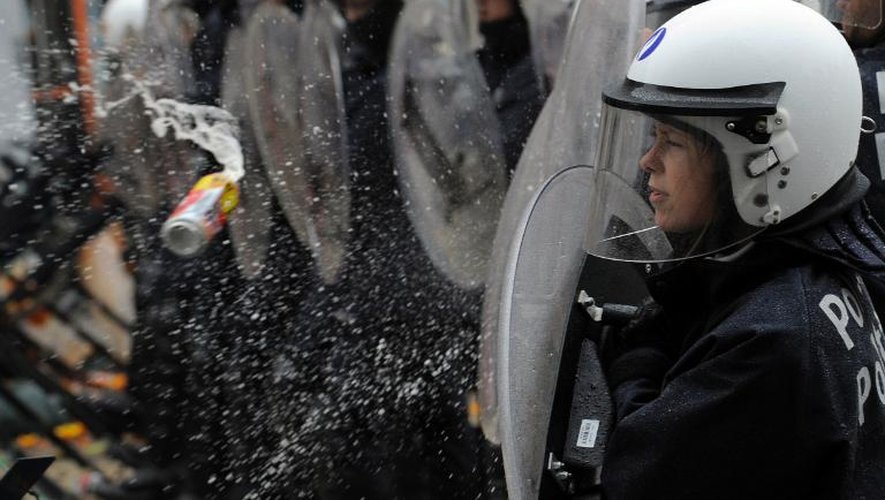 Affrontements entre police et manifestants lors d'une manifestation contre l'austérité à Bruxelles le 4 avril 2014