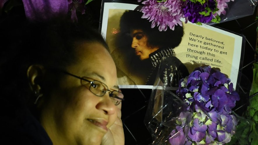 Des fans rendent hommage à Prince à Minneapolis, le 21 avril 2016