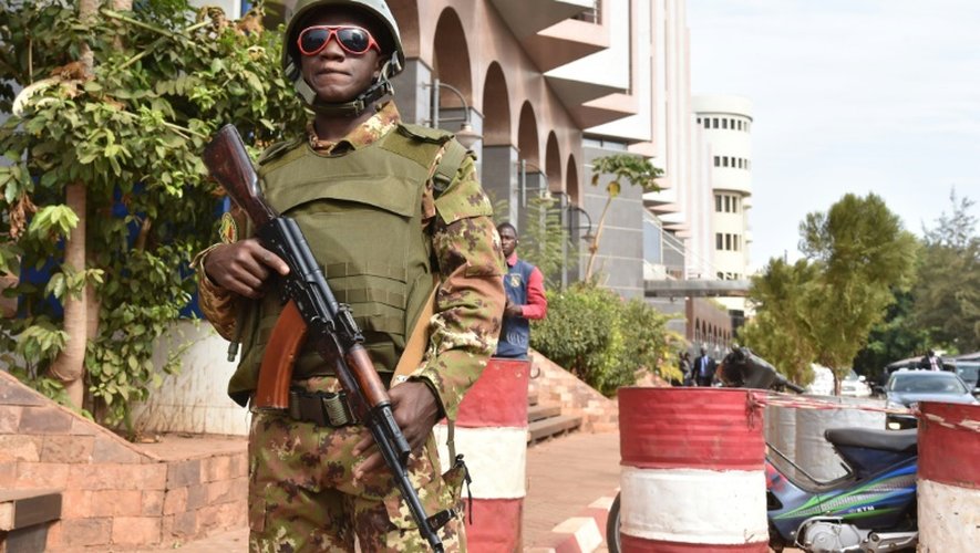 Un soldat malien devant l'entrée de l'hôtel Radisson Blu à Bamako le 22 novembre 2015, deux jours après une attaque terroriste