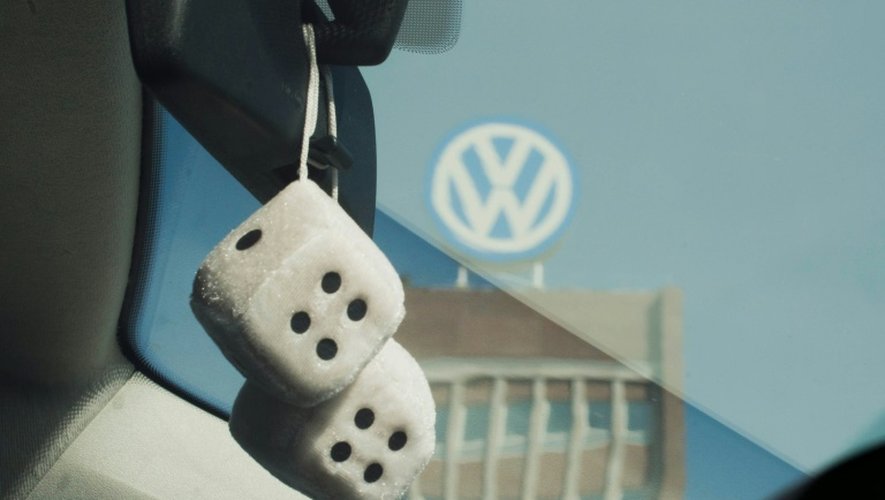 Des dés sont pendus au rétroviseur d'une voiture devant le siège de Volkswagen, à Wolfsburg, le 22 avril 2016