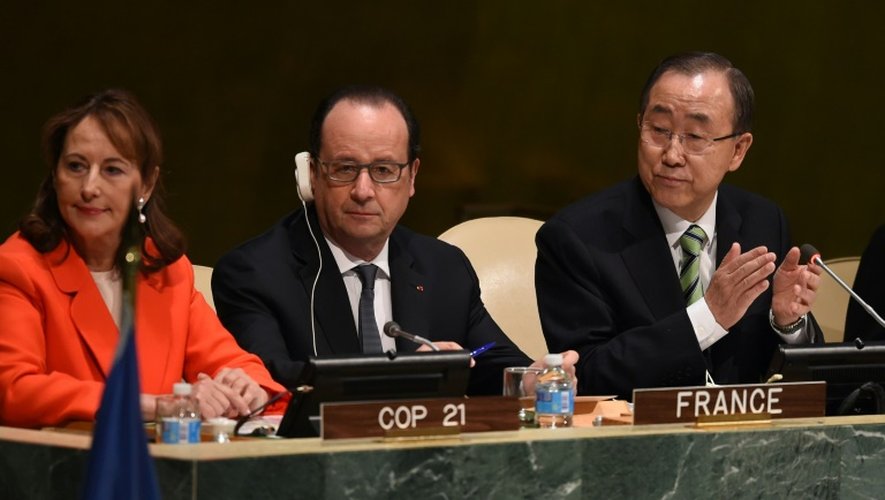 Ségolène Royal (g), François Hollande (c) et Ban Ki-moon, lors de la cérémonie de signature de l'accord de Paris, à New York le 22 avril 2016
