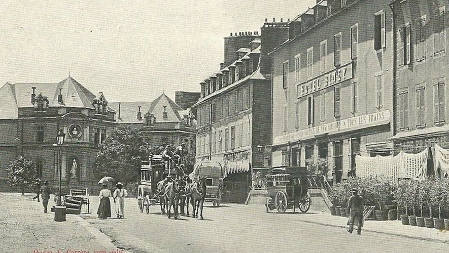 Avant son départ, «l’omnibus», pourvu de quatre chevaux et deux postillons, fait halte devant l’hôtel.