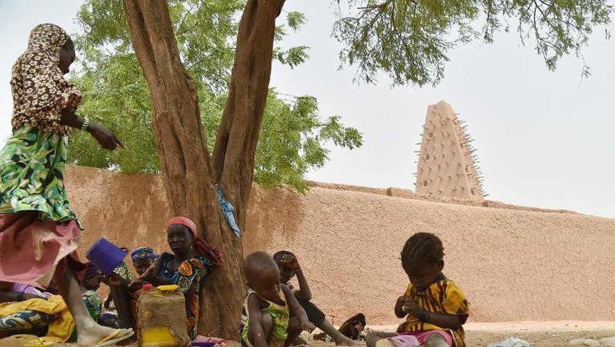 Des enfants jouent près d'une mosquée à Agadez, dans le nord du Niger, le 31 mai 2015