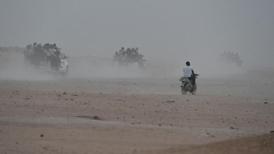 Des pick-up chargés de migrants d'Afrique de l'Ouest quittent la ville d'Agadez, dans le nord du Nigeria, en direction de la Libye, le 1er juin 2015