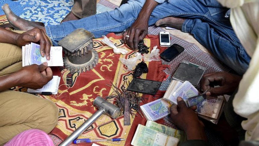 Des prospecteurs d'or comptent leur argent, le 31 mai 2015 à Agadez, capitale du nord nigérien devenu un carrefour de l'orpaillage