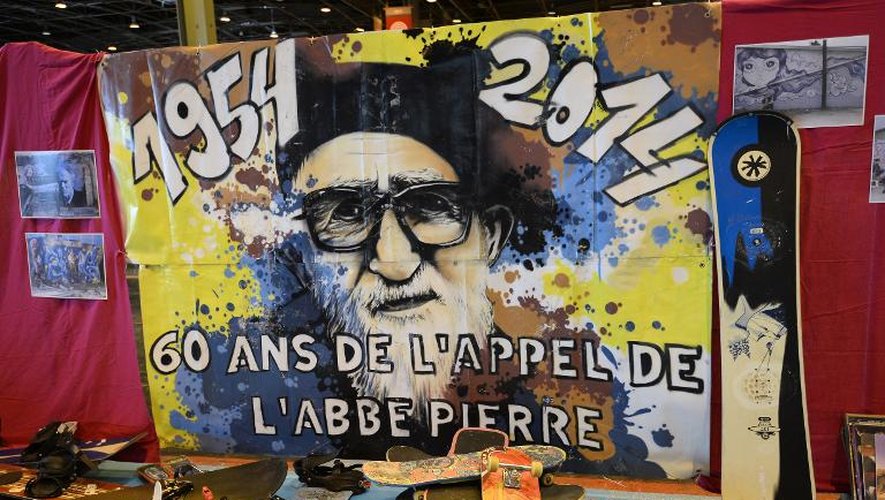 Un poster de l'abbé Pierre lors du salon Emmaüs à Paris, le 14 juin 2015