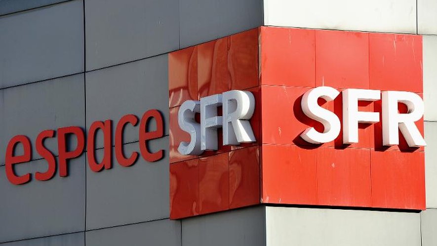 Le logo de SFR sur un magasin du groupe, le 1er avril 2014