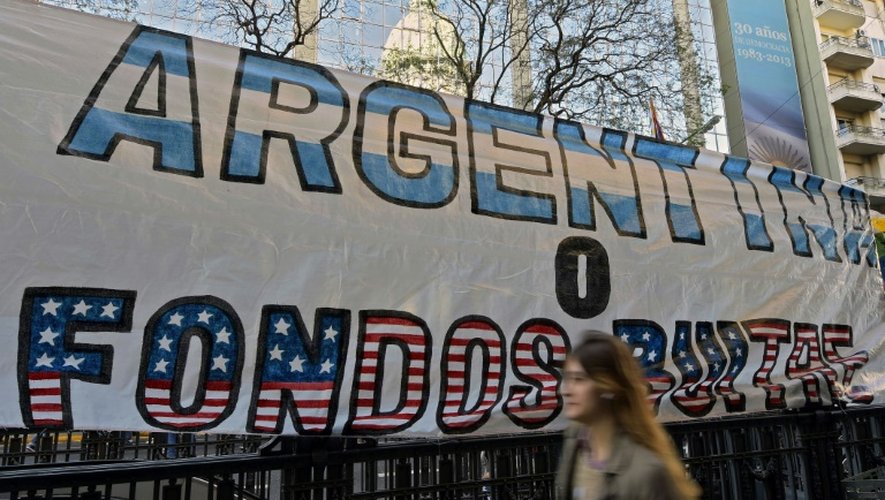 Une banderole où il est inscrit "l'Argentine ou les fonds vautours", à Buenos Aires le 10 septembre 2014