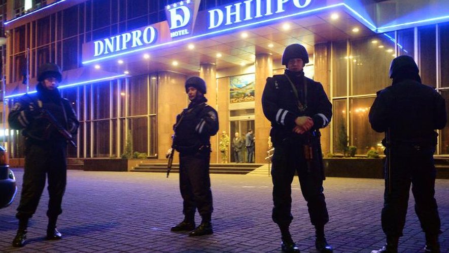 Des officiers de police d'une unité spéciale devant l'hôtel Dnipro au centre de Kiev, tard dans la nuit le 31 mars 2014 en vue de bloquer le siège de de Secteur Droit, le mouvement nationaliste radical