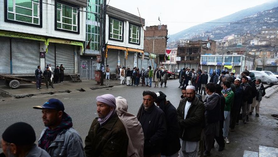 Des électeurs font la queue devant un bureau de vote, à Kaboul le 5 avril 2014