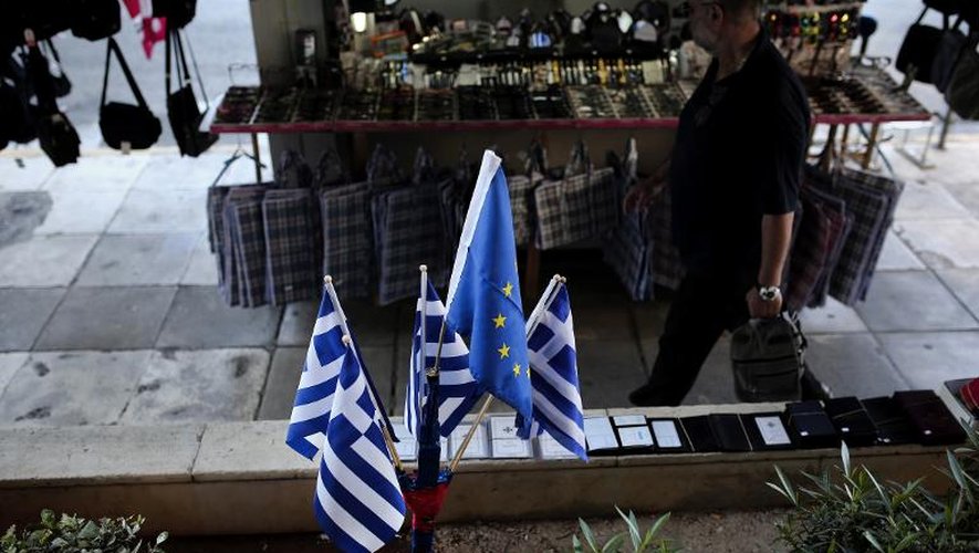 Trois drapeaux grecs et un drapeau européen près du port du Pirée à Athènes, le 14 juin 2015