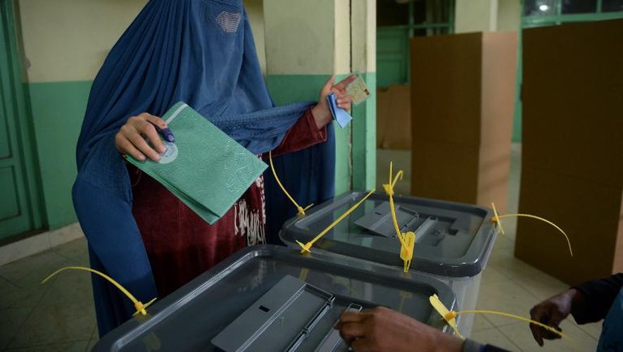 Une Afghane vote dans un bureau de Kaboul, le 5 avril 2014