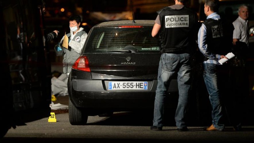 Des policiers enquêtent le 23 juin 2013 à Marseille après la mort d'un homme tué par balle