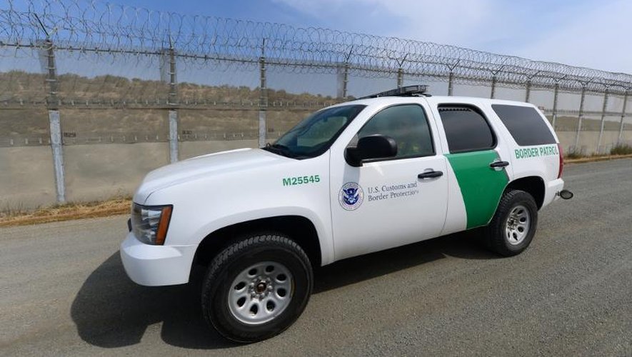 Des agents fédéraux patrouillent le long de la frontière avec le Mexique, près de San Diego, le 4 avril 2013