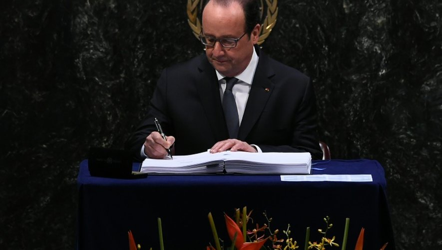 Le président français François Hollande signe l'accord sur le climat, à l'ONU à New York, le 22 avril 2016