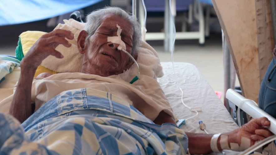 Un vieil homme blessé par le séisme qui a ravagé l'Equateur pris en charge à l'hôpital de Manta, le 22 avril 2016