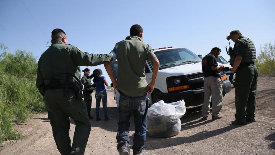 Des agents fédéraux arrêtent des clandestins, le 11 avril 2013 près de Mission au Texas