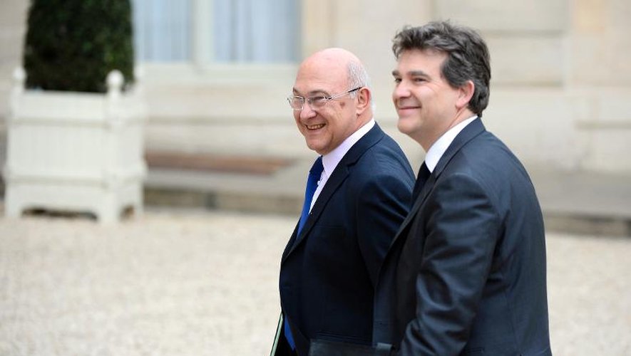 Le ministre des Finances Michel Sapin et le ministre de l'Economie Arnaud Montebourg arrivent à l'Elysée, à Paris le 4 avril 2014