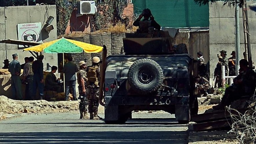 Les forces de sécurité afghanes surveillent l'entrée du palais présideniel à Kaboul, le 25 juin 2013