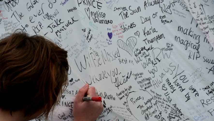 Des fans laissent des messages en hommage à Prince, devant sa résidence à Minneapolis, le 22 avril 2016