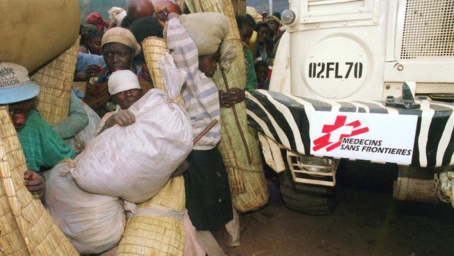 Un camion de l'organisation humanitaire "Médecins sans Frontières" et un groupe de réfugiés rwandais au Zaire le 23 aout 1994