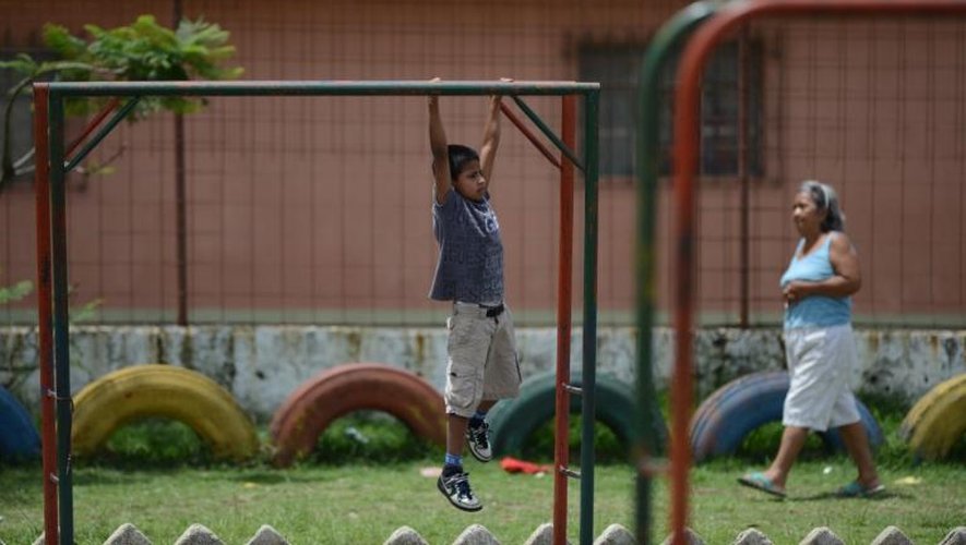 Un garçonnet joue dans un parc à Valle del Sol, près de la capitale guatémaltèque, le 23 juin 2013