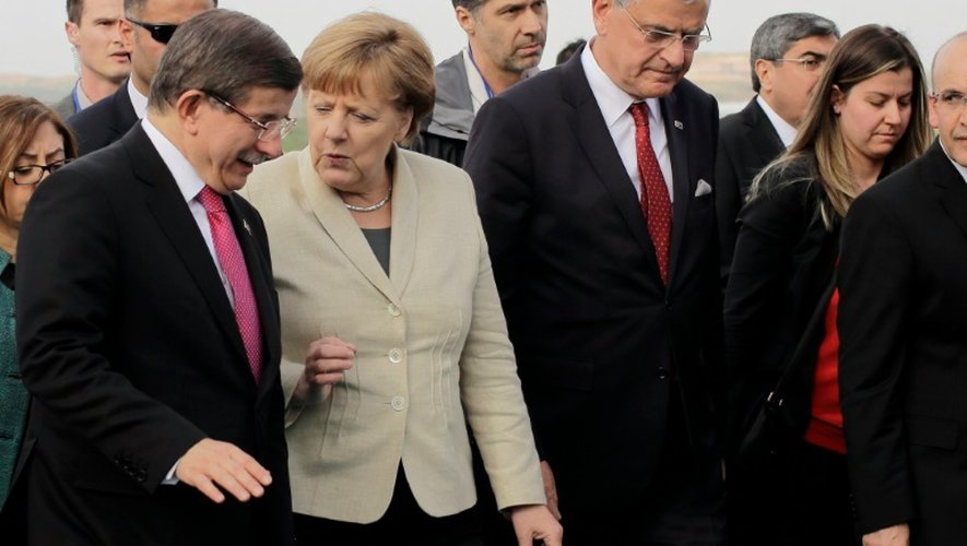 La chancelière allemande Angela Merkel (c) et le Premier ministre turc, Ahmet Davutoglu, le 23 avril 2016 à Gaziantep