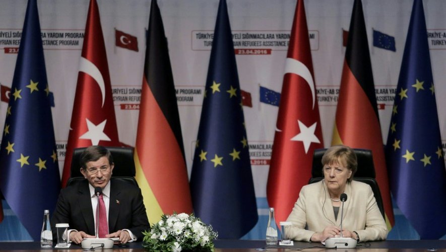 La chancelière allemande Angela Merkel et le Premier ministre turc Ahmet Davutoglu en conférence de presse à Gaziantep, en Turquie, le 23 avril 2016
