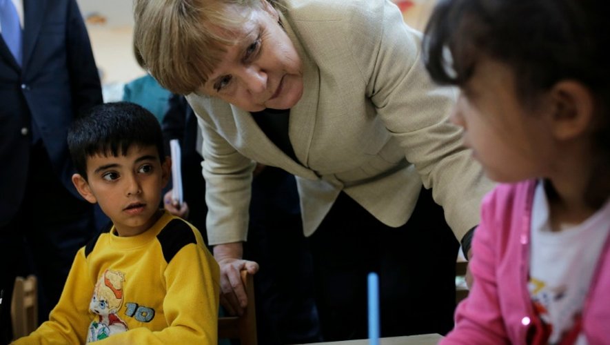La chancelière allemande Angela Merkel rencontre des enfants de réfugiés à Gaziantep, en Turquie, le 23 avril 2016