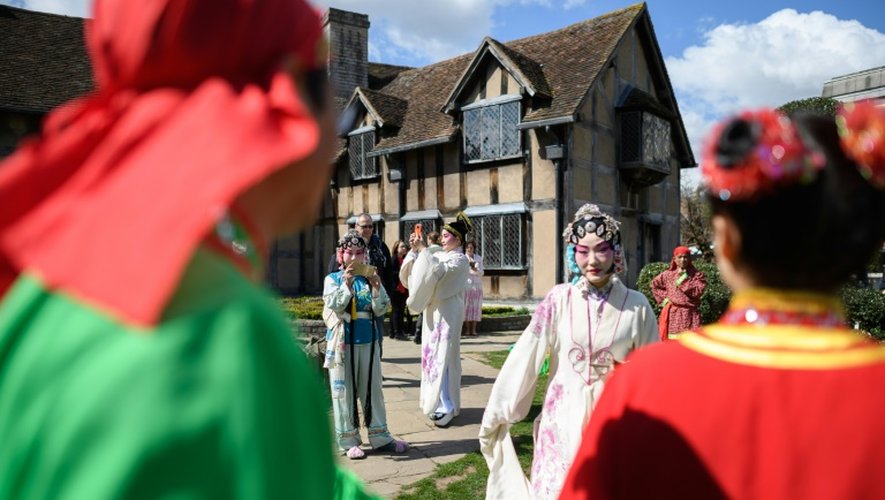Des acteurs chinois célèbrent dans les rues de Stratford-upon-Avon, ville natale de William Shakespeare, les 400 ans de la naissance de l'écrivain