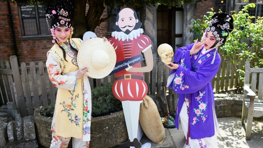 Des acteurs chinois célèbrent dans les rues de Startford-upon-Aven, les 400 ans de la naissance de Shakespeare, le 23 avril 2016