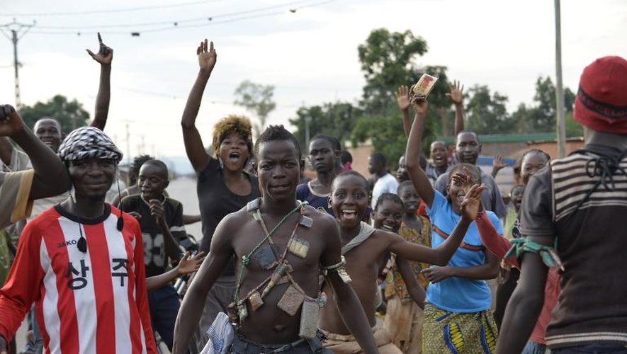 Des habitants de Bangui, dont des miliciens chrétiens anti-balaka, célèbrent le départ des soldats tchadiens, le 4 avril 2014