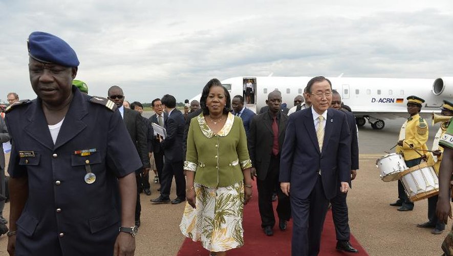 La présidente centrafricaine Catherine Samba-Panza (c) accueille le secrétaire général de L'ONU Ban Ki-moon à l'aéroport de Bangui, le 5 avril 2014