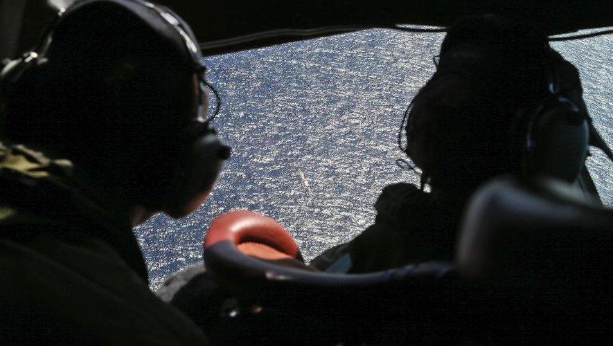 Recherches au dessus de l'Océan Indien pour tenter de trouver les restes de l'avion de la Malaysia airlines disparu, et la boite noire, le 4 avril 2014