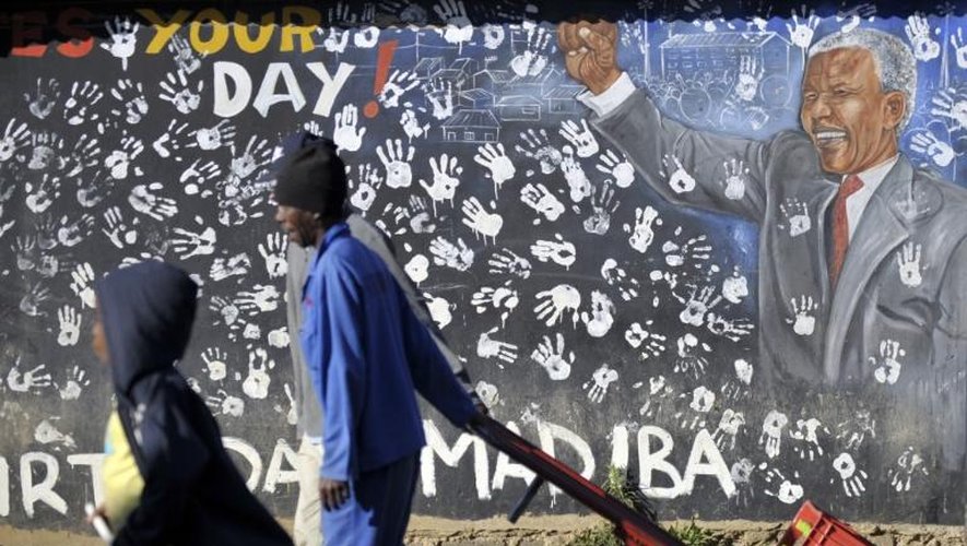 Le portrait de Nelson Mandela dessiné sur un mur à Alexandra, près de Johannesburg, le 24 juin 2013