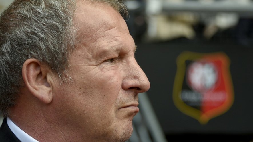 L'entraîneur de Rennes Rolland Courbis attend le coup d'envoi du match face à Guingamp au Roazhon Park, le 17 avril 2016