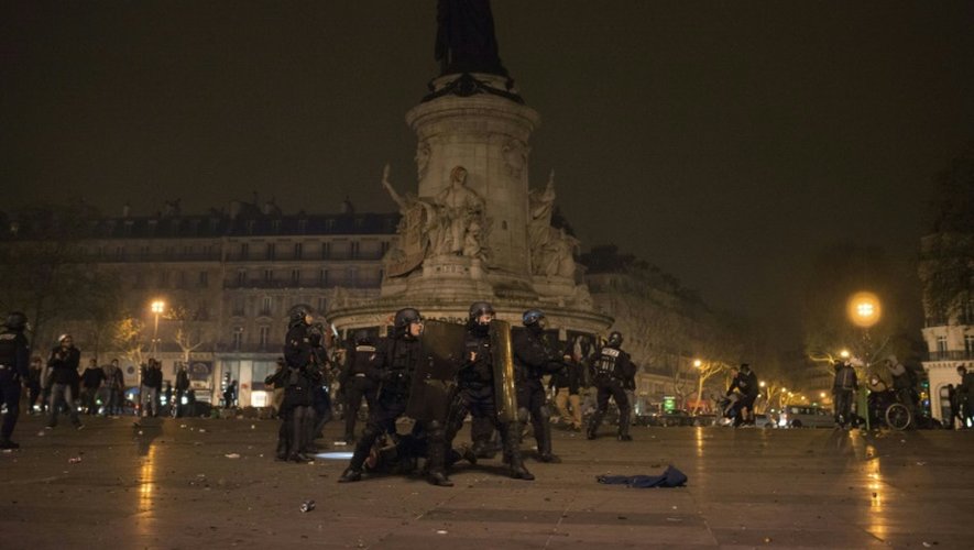 Des policiers interviennent place de la République à Paris où se trouve le mouvement Nuit debout, le 23 avril 2016