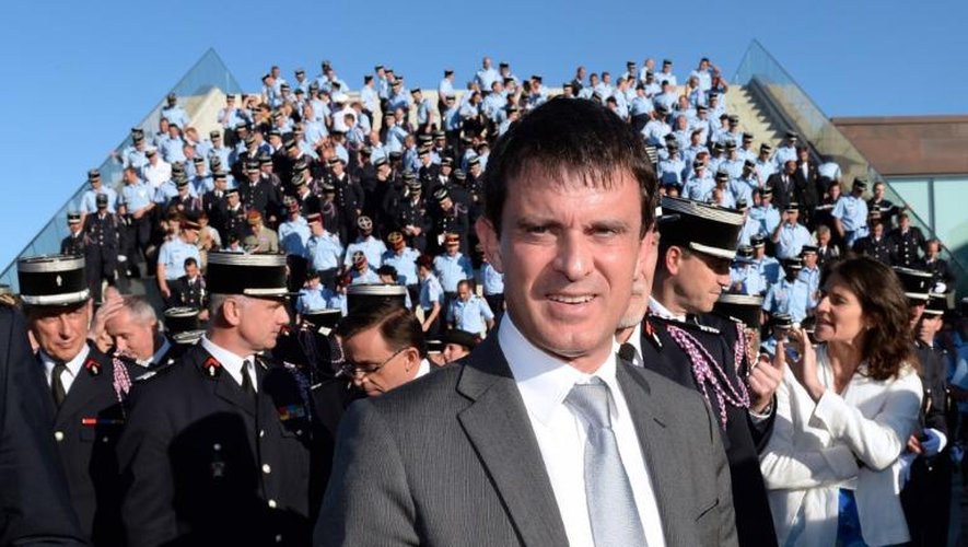 Le ministre de l'Intérieur, Manuel Valls (c), le 24 juin 2013  lors d'une cérémonie à l'Ecole Nationale Supérieure des Officiers de Sapeurs-Pompiers, à Aix-en-Provence