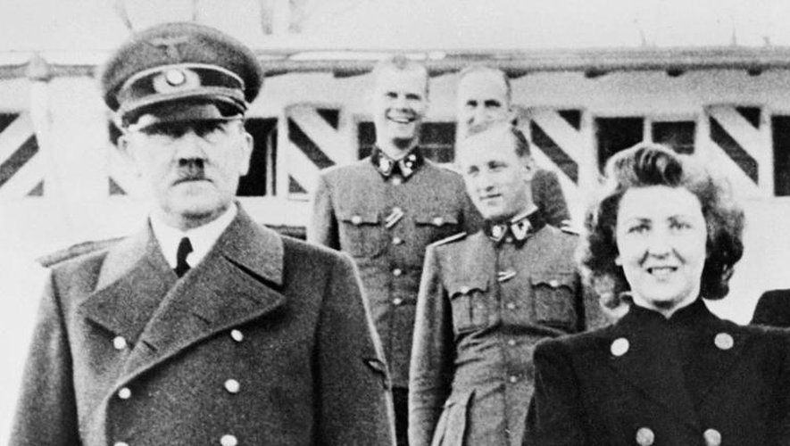 Photo non datée de Adolf Hitler et Eva Braun tirée de l'album de photo de cette dernière.