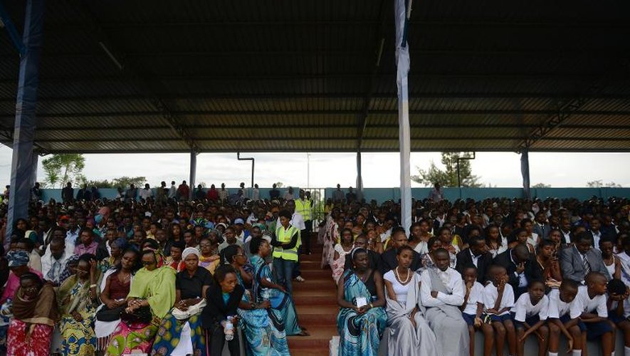 Des Rwandais participent à une cérémonie de commémoration du génocide à Kicukiru le 5 avril 2014