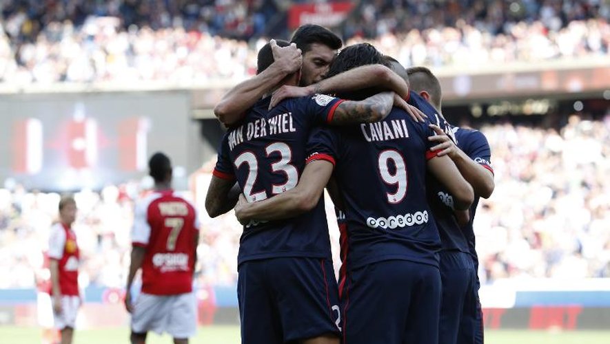 Les joueurs du PSG fêtent le but d'Edinson Cavani contre Reims, le 5 avril 2014 au Parc des Princes