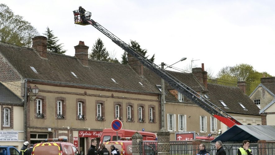 Des pompiers et des policiers arrivent sur les lieux d'une explosion à Nonancourt, dans l'Eure, le 23 avril 2016