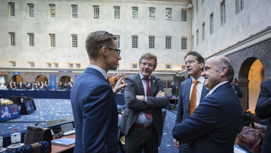 Le ministre finlandais des Finances Cai-Goran Alexander Stubb, son homologue belge John Robert Overtveldt, le président de l'Eurogroupe Jeroen Dijsselbloem et le ministre espagnol des Finances Luis de Guindos Jurado, à Amsterdam le 22 avril 2016